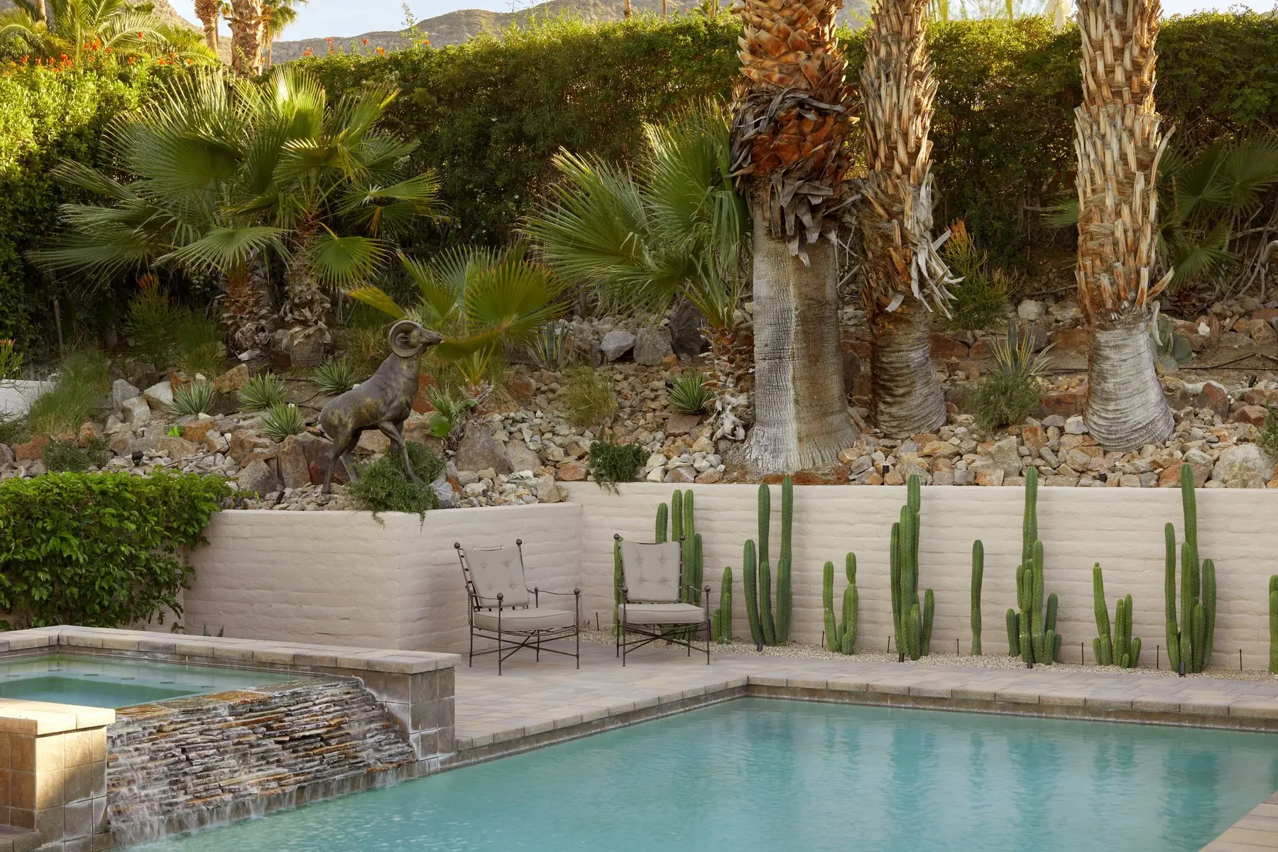 Timeless Palm Springs garden and patio with mid-century outdoor furnishings by La Riviera Studios