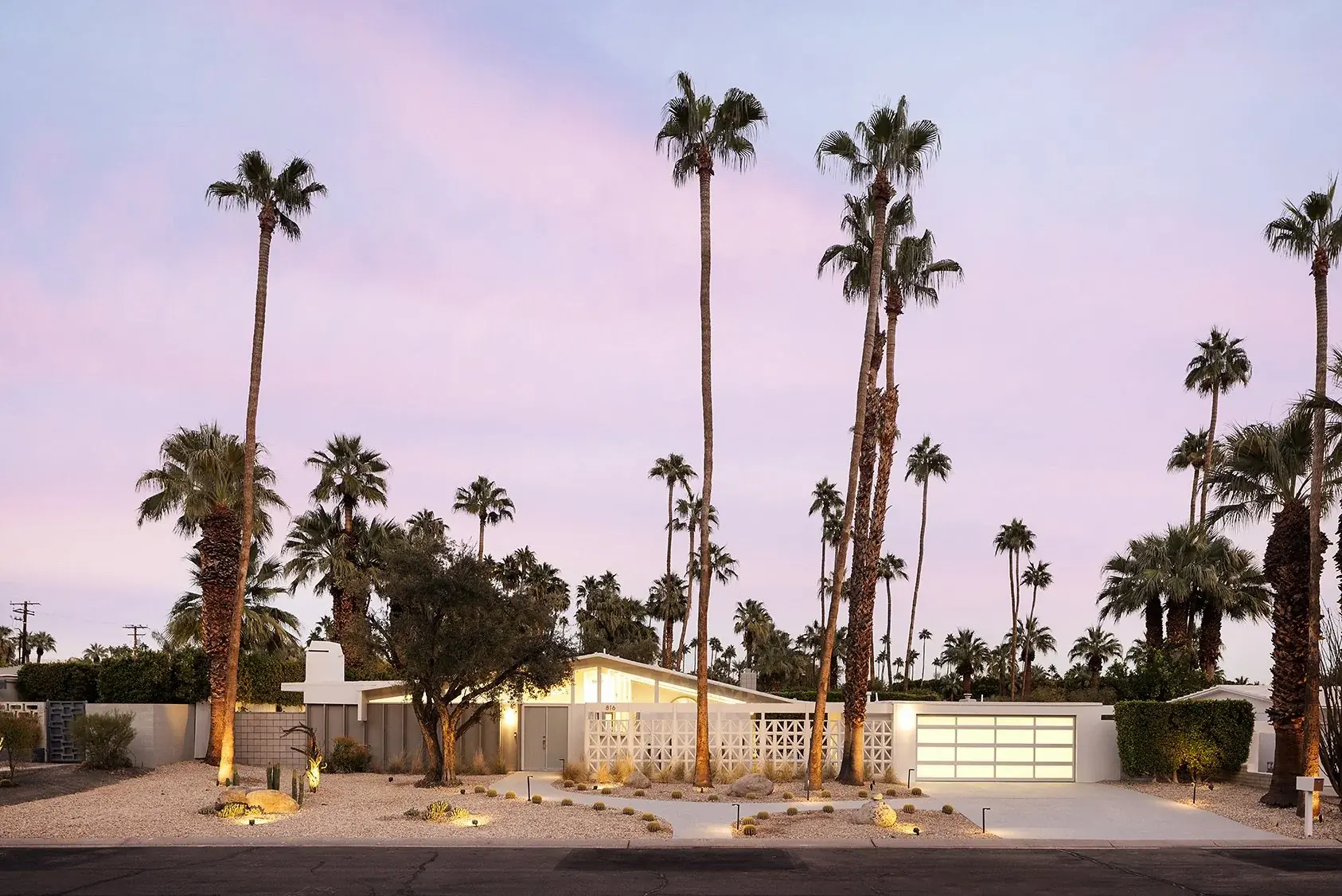 Fair Circle outdoor living in Palm Springs, CA by La Riviera Studios