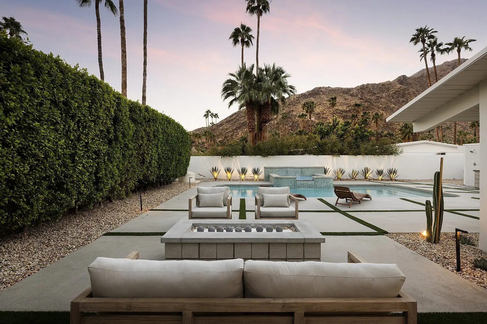 Fair Circle outdoor living in Palm Springs, CA by La Riviera Studios