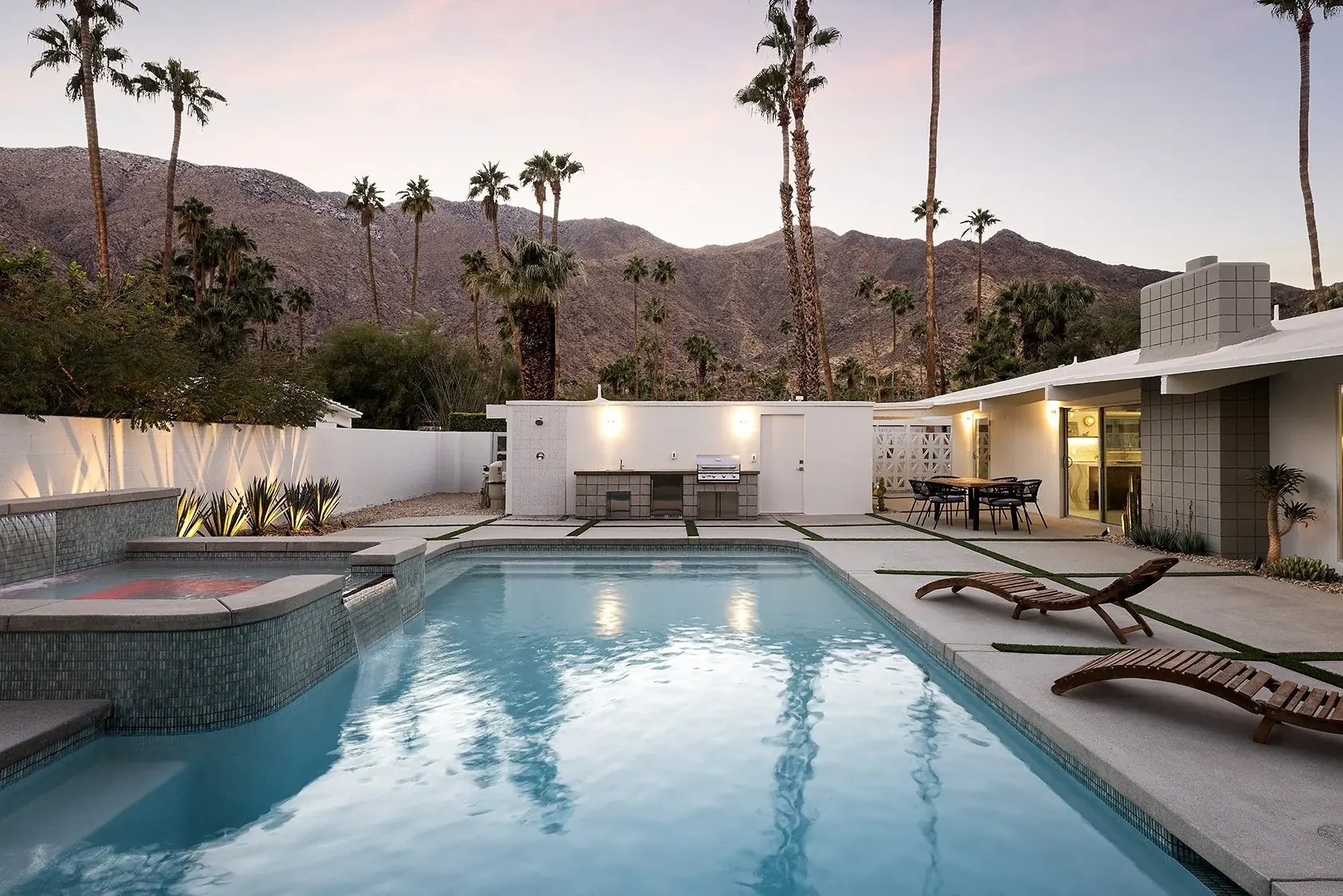Fair Circle outdoor living in Palm Springs, CA by La Riviera Studios