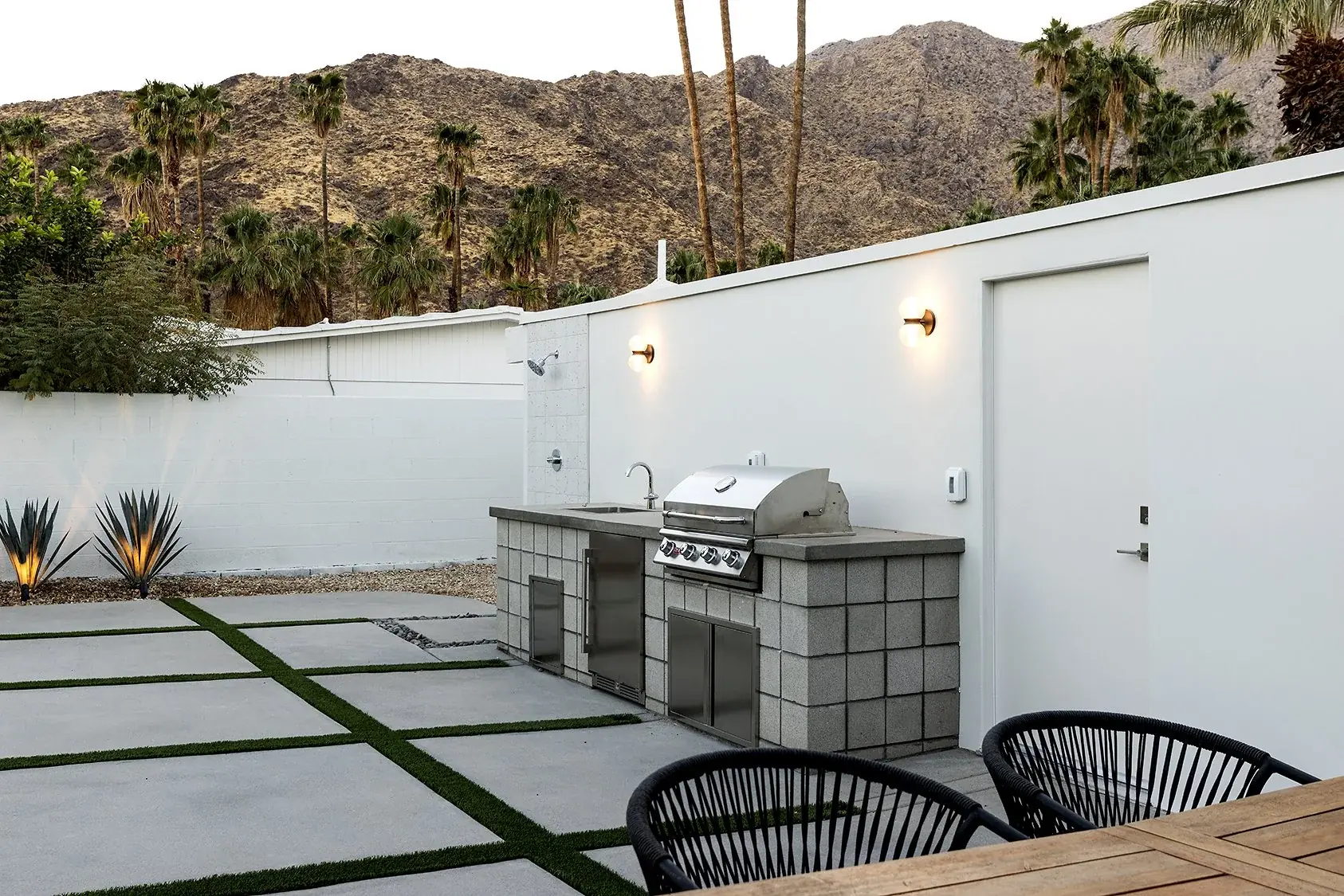 Fair Circle outdoor living in Palm Springs, CA by La Riviera Studios