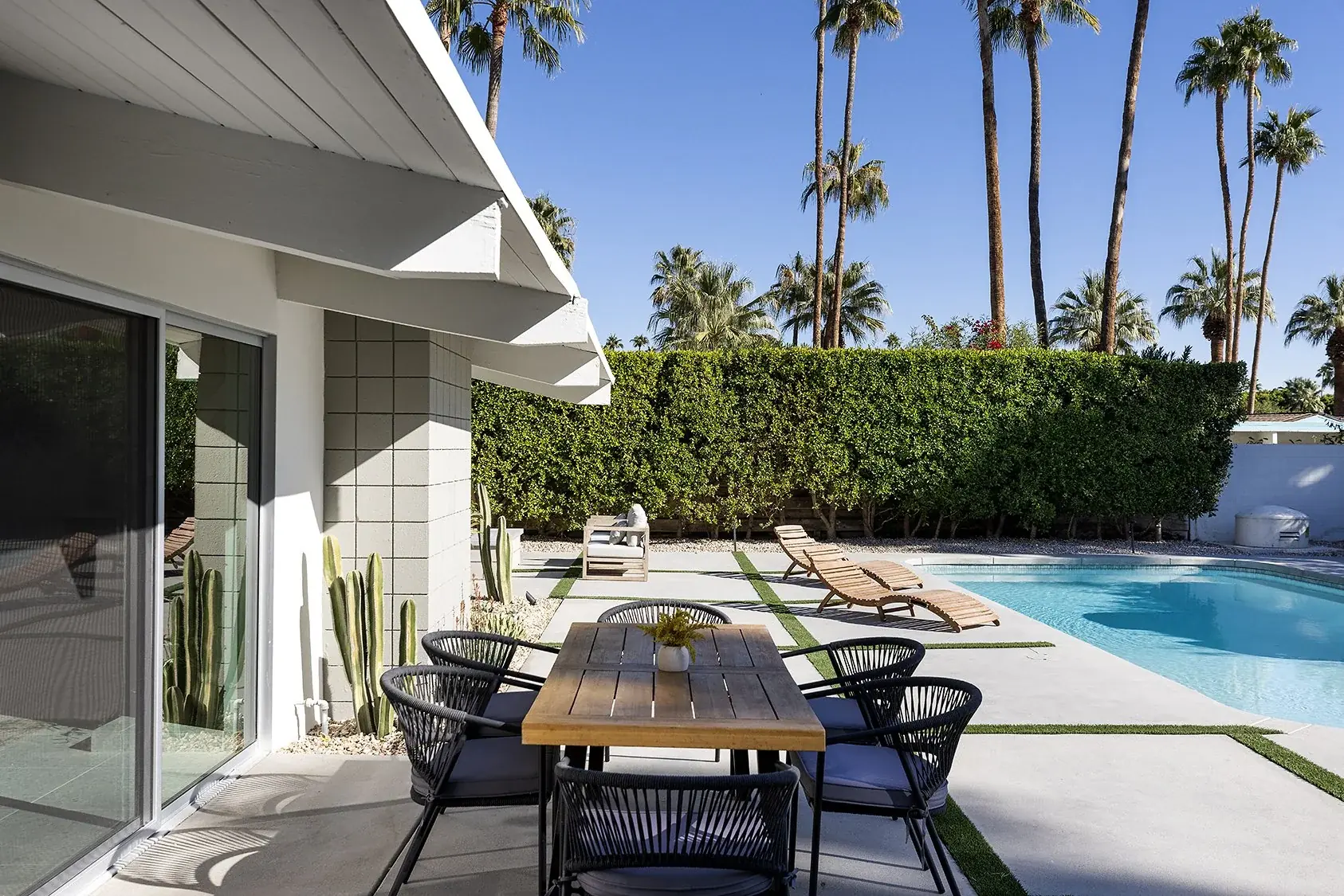 Fair Circle outdoor living in Palm Springs, CA by La Riviera Studios