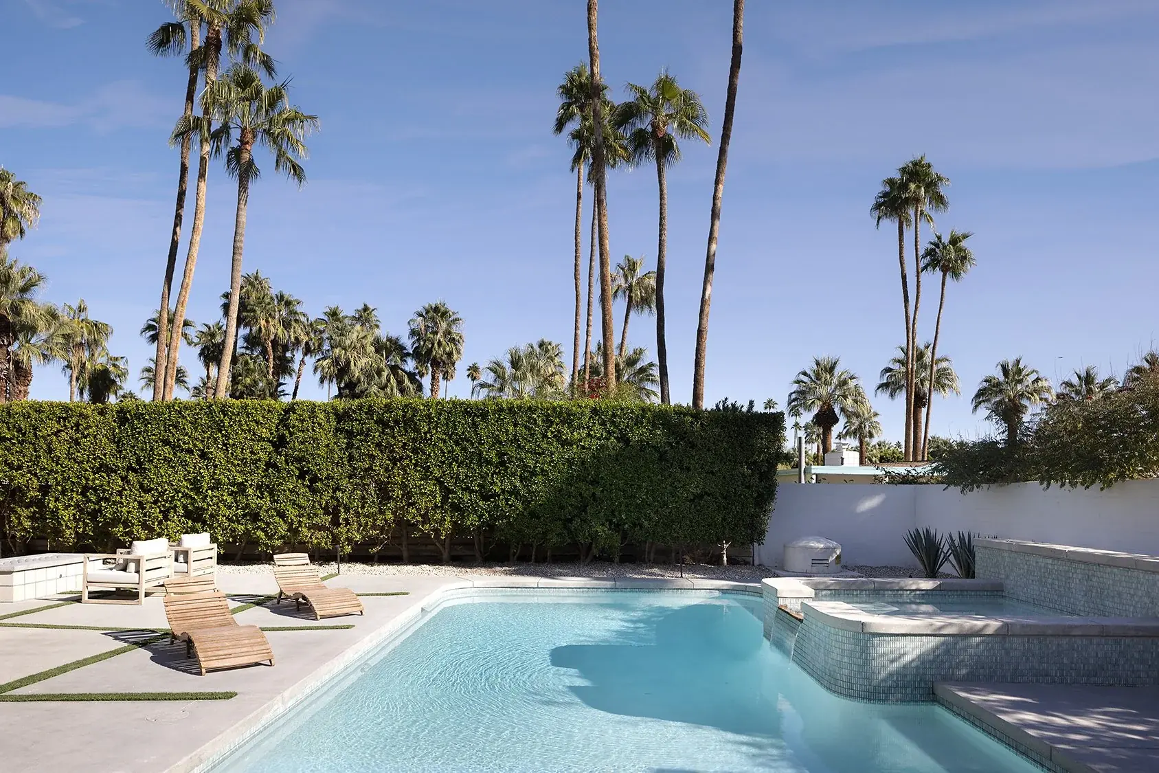 Fair Circle outdoor living in Palm Springs, CA by La Riviera Studios