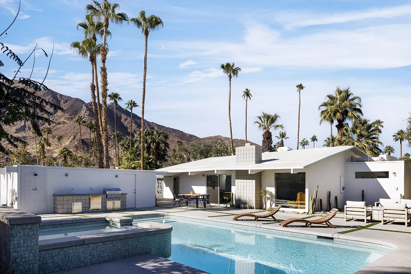 Fair Circle outdoor living in Palm Springs, CA by La Riviera Studios