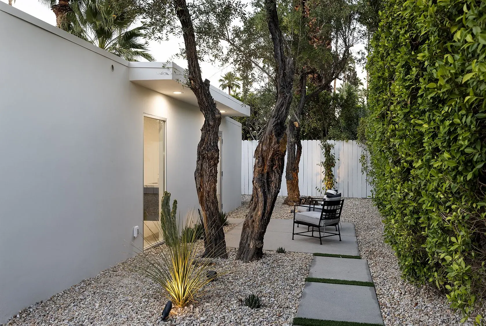 Fair Circle outdoor living in Palm Springs, CA by La Riviera Studios