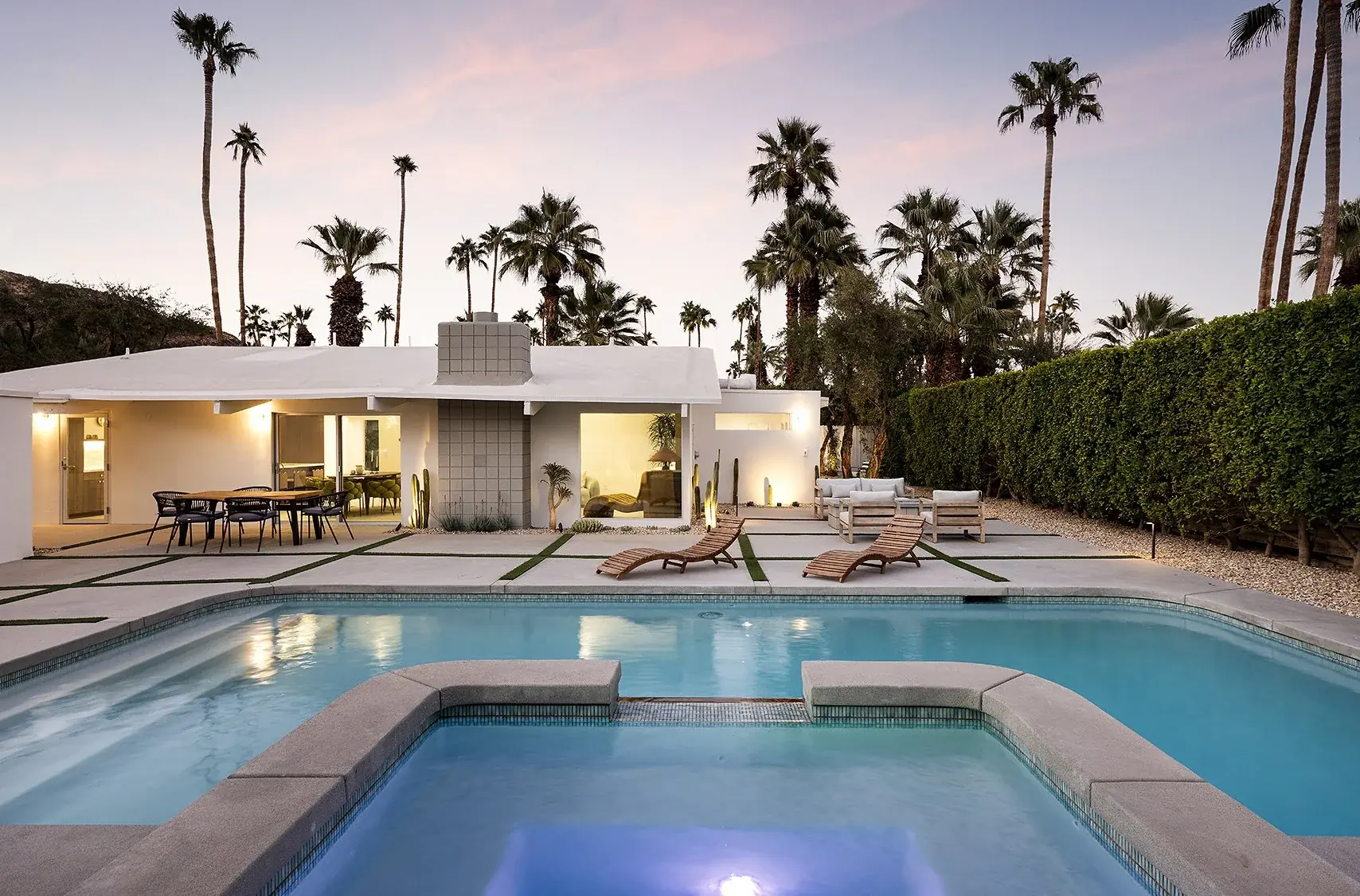 Fair Circle outdoor living in Palm Springs, CA by La Riviera Studios