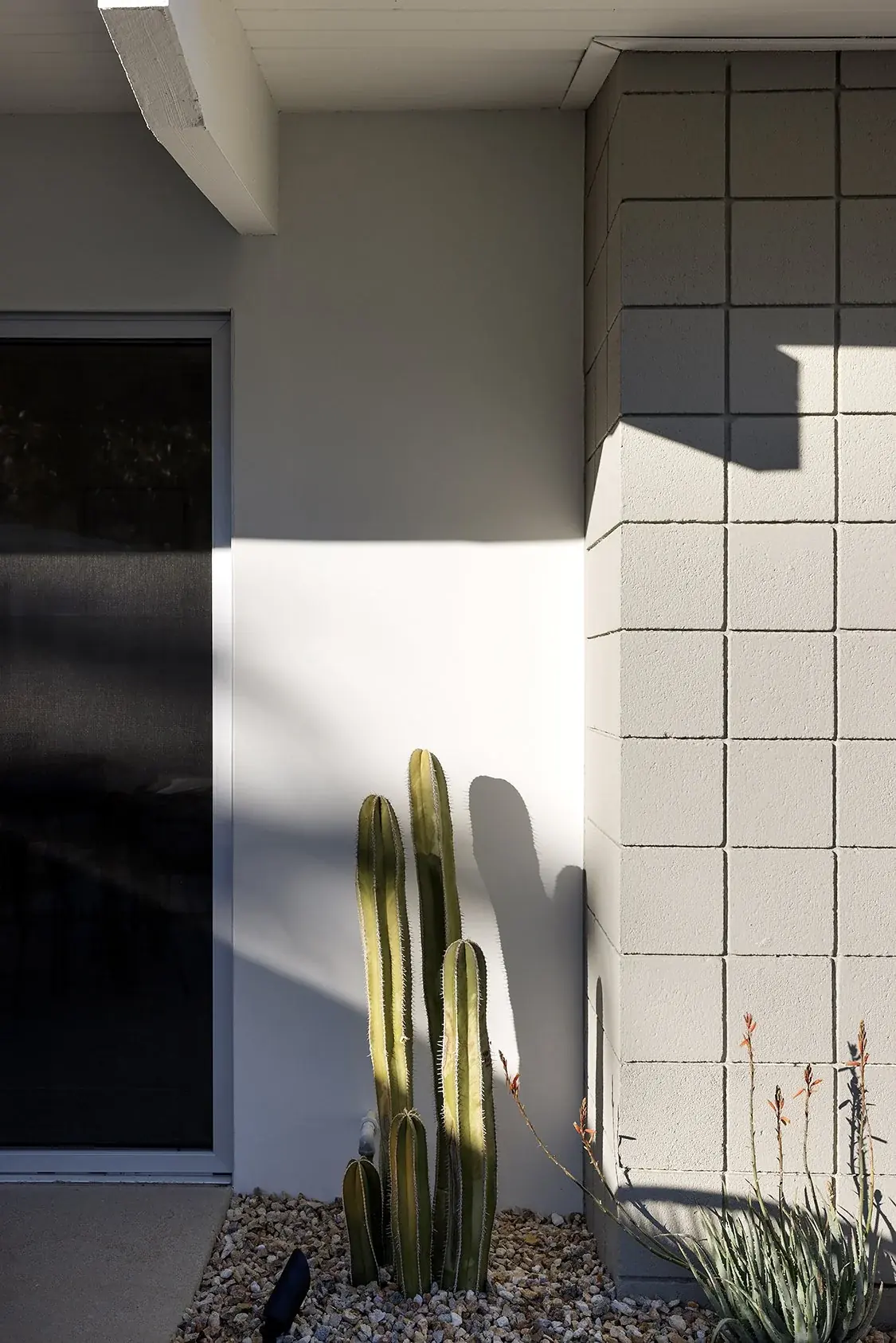 Fair Circle outdoor living in Palm Springs, CA by La Riviera Studios