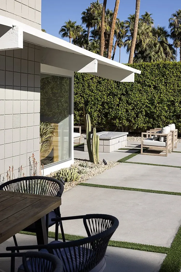 Fair Circle outdoor living in Palm Springs, CA by La Riviera Studios