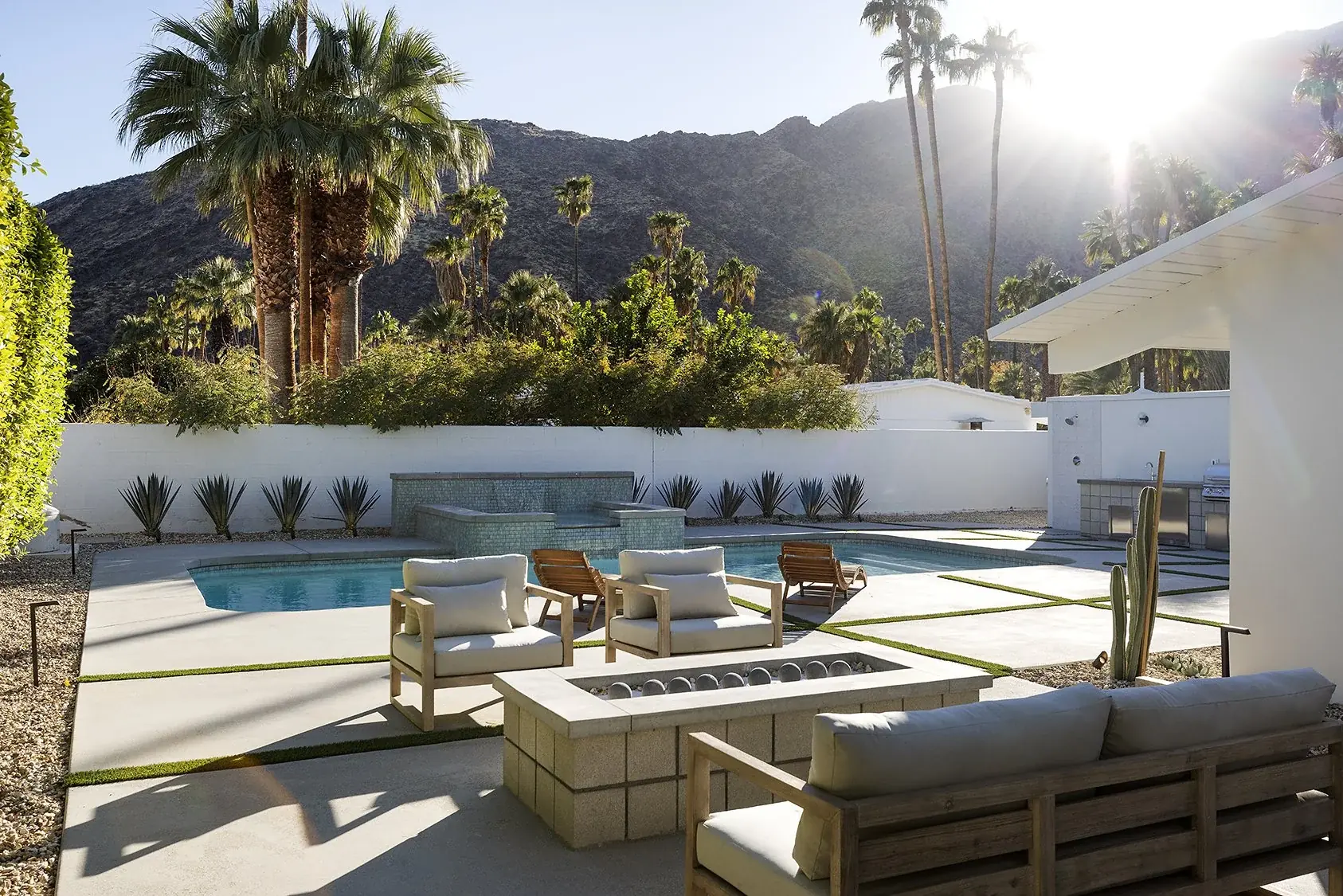 Fair Circle outdoor living in Palm Springs, CA by La Riviera Studios