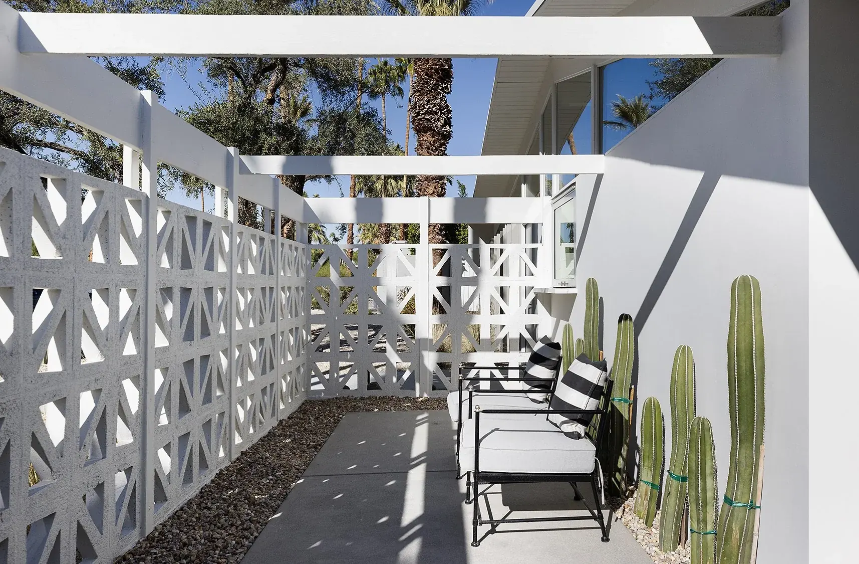 Fair Circle outdoor living in Palm Springs, CA by La Riviera Studios