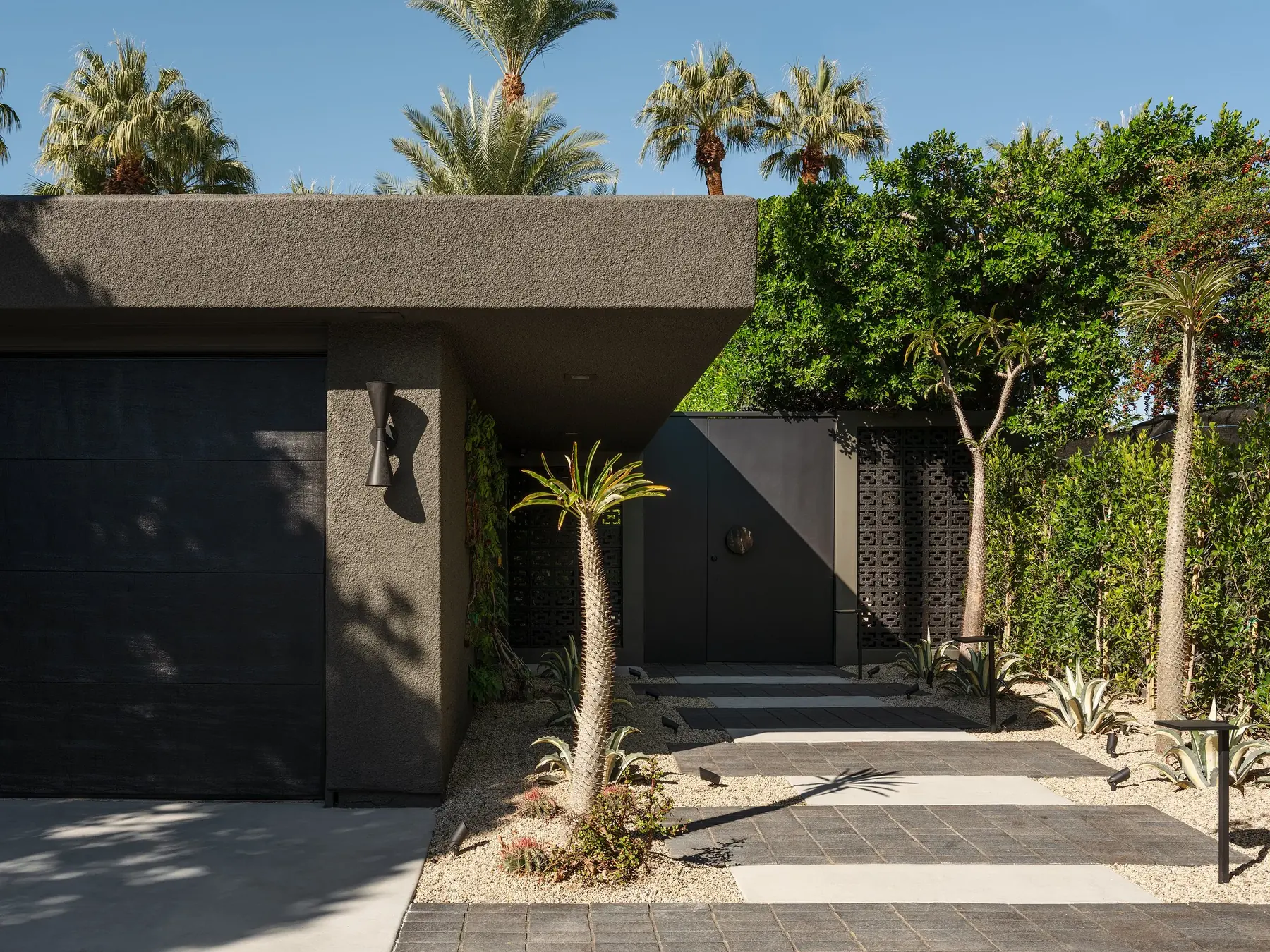 West House outdoor living in Coachella Valley, CA by La Riviera Studios