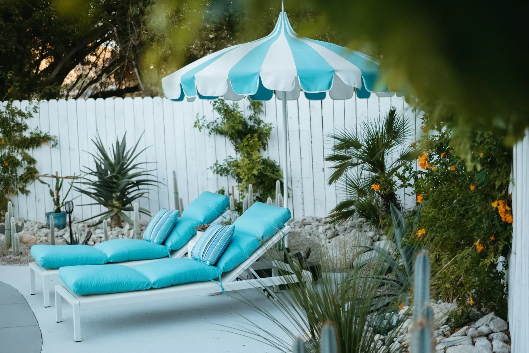 Casa Miguel outdoor living in Palm Springs, CA by La Riviera Studios