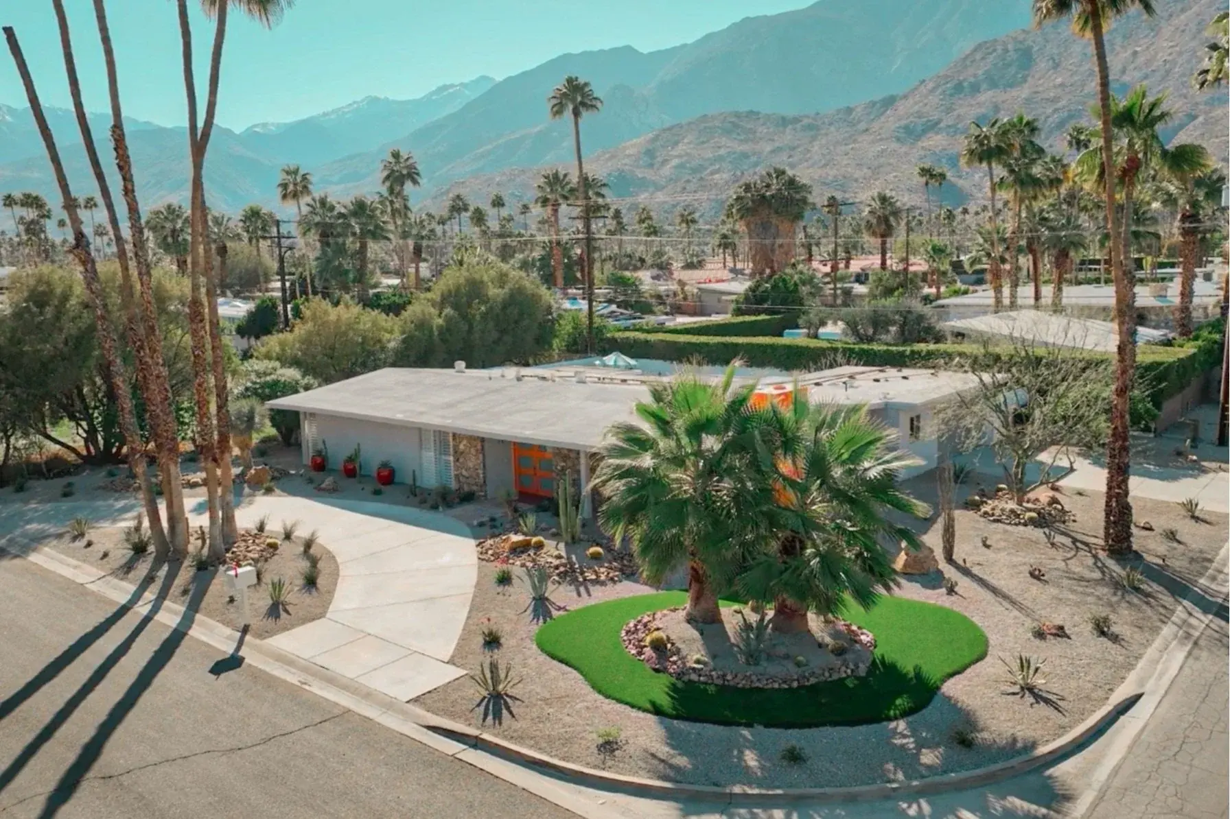 Casa Miguel outdoor living in Palm Springs, CA by La Riviera Studios