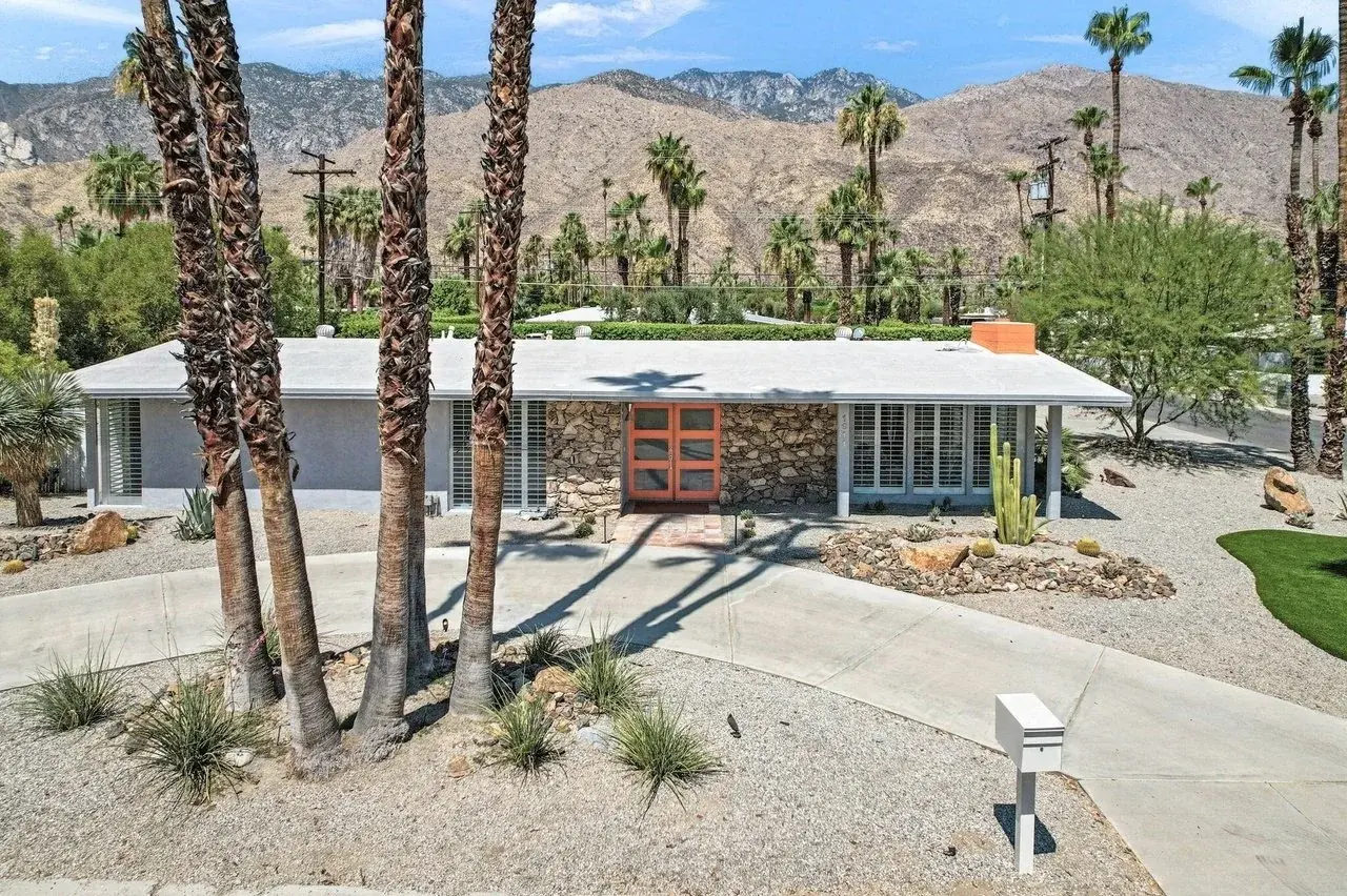 Casa Miguel outdoor living in Palm Springs, CA by La Riviera Studios