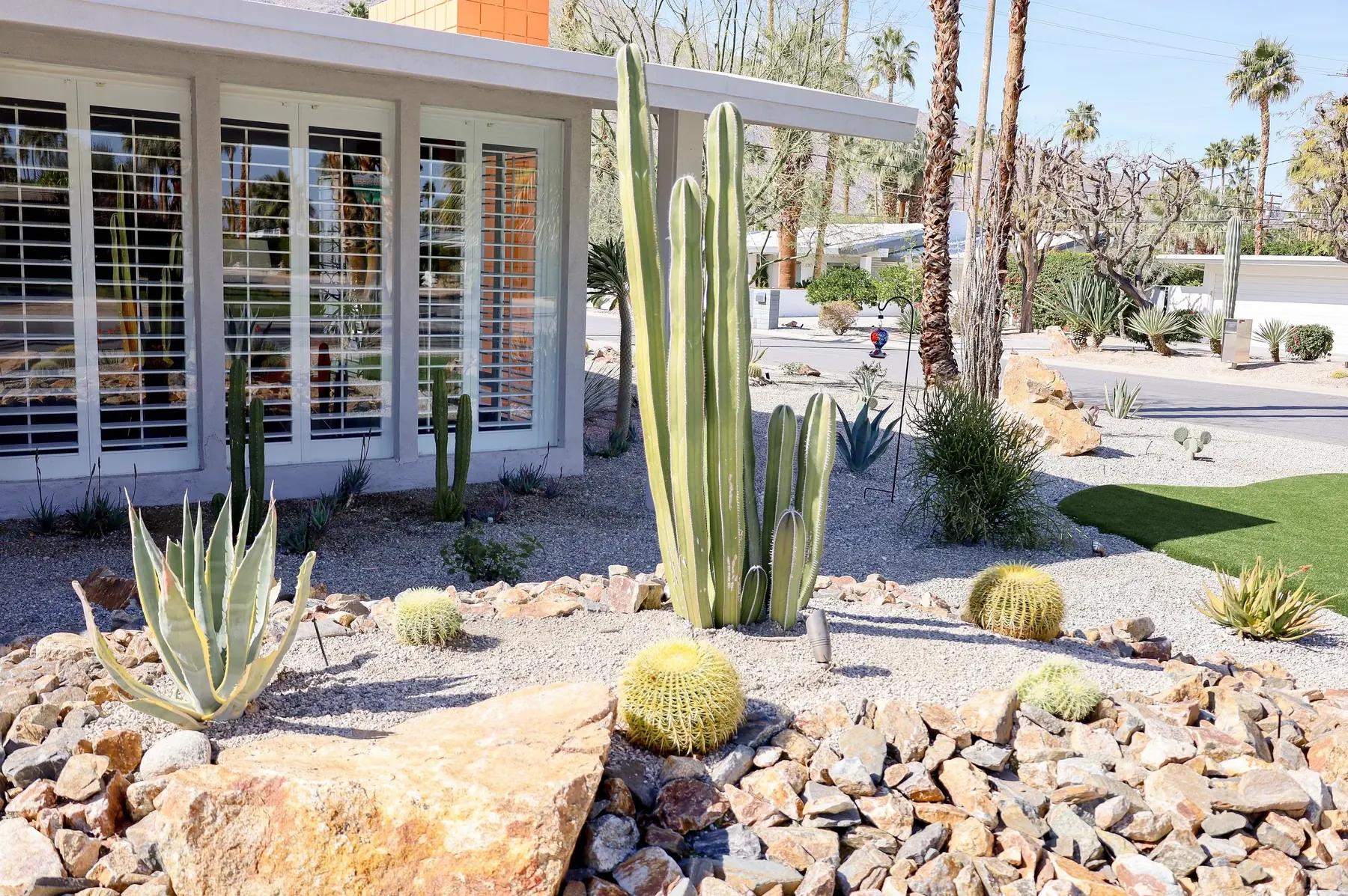Casa Miguel outdoor living in Palm Springs, CA by La Riviera Studios
